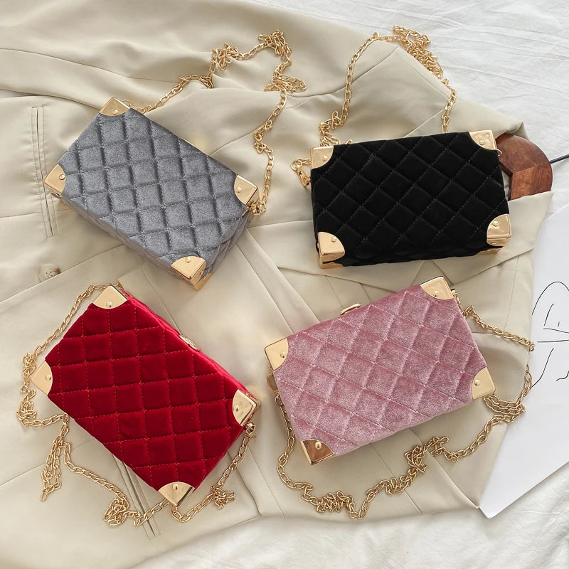 Schultertasche für Damen ⎜ Elegante Handtasche im Samt-Look mit goldenen Akzenten