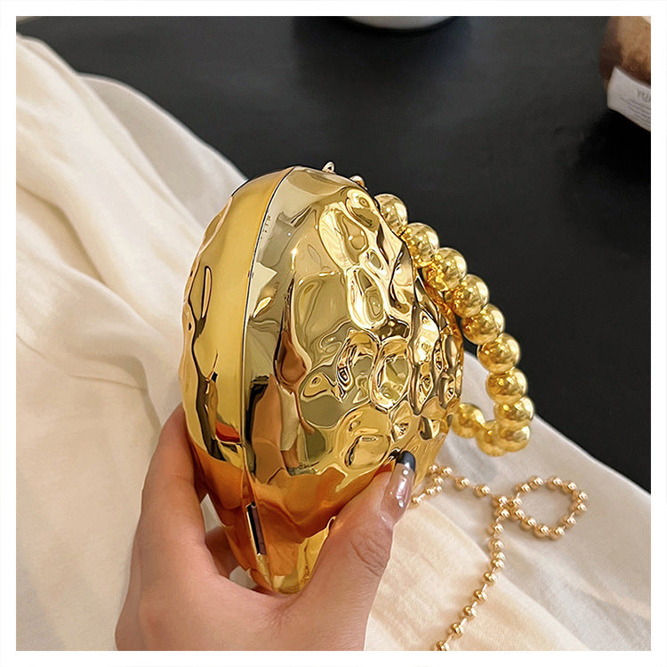 Mini Umhängetasche für Damen ⎜ Schicke Herzform-Tasche aus Metall mit Kettenriemen in Silber und Gold
