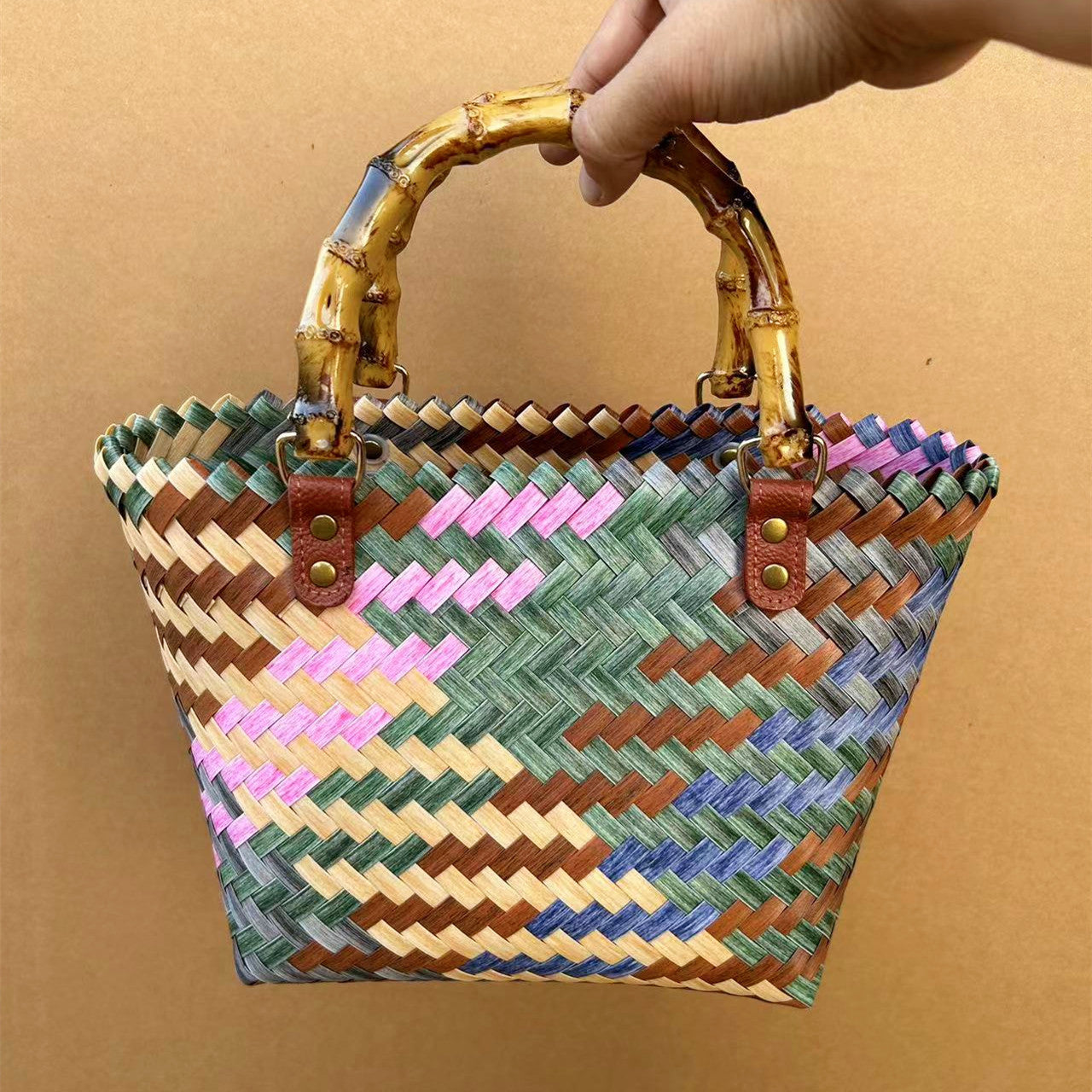 Strandtasche für Damen ⎜ Bunte Korbtasche im Vintage-Stil mit Hundemotiv und stabilen Henkeln