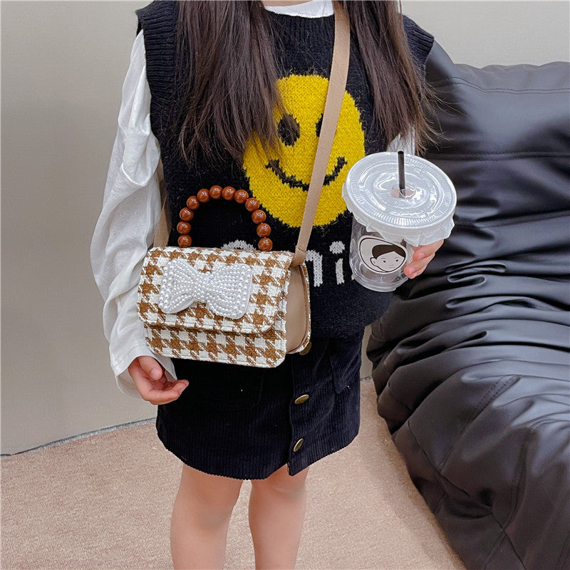 Kleine Umhängetasche für Damen ⎜ Karomuster Handtasche mit Perlengriff und Verspieltem Design