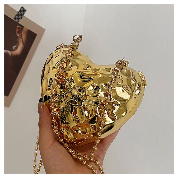 Mini Umhängetasche für Damen ⎜ Schicke Herzform-Tasche aus Metall mit Kettenriemen in Silber und Gold