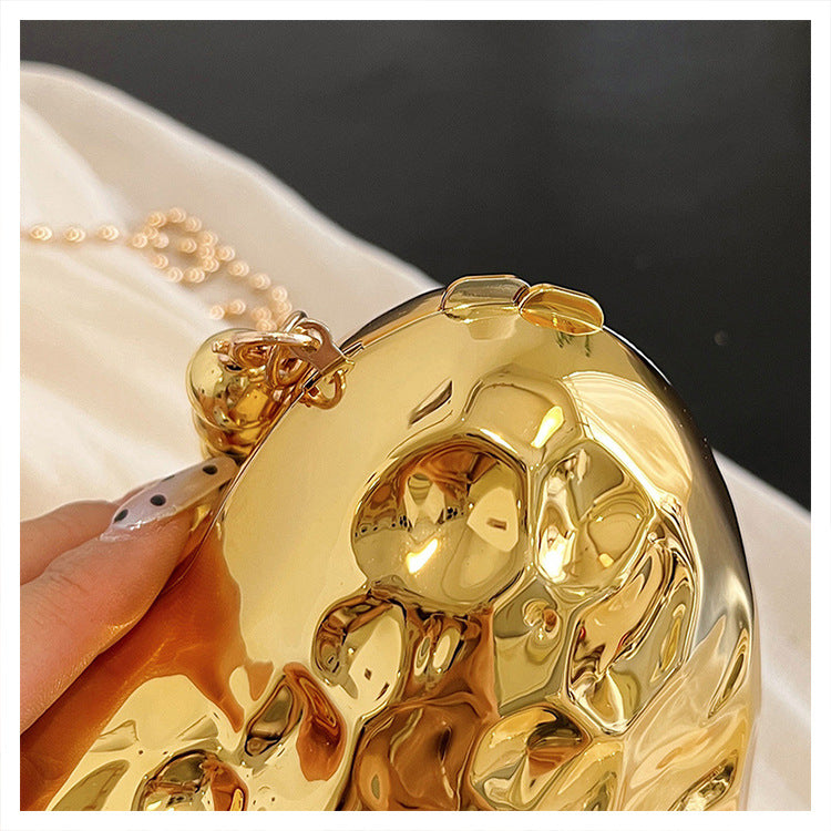 Mini Umhängetasche für Damen ⎜ Schicke Herzform-Tasche aus Metall mit Kettenriemen in Silber und Gold