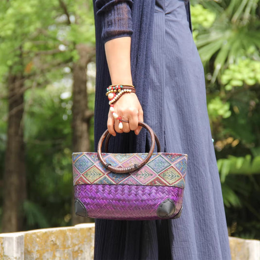 Handtasche aus Bambus ⎜ Handgefertigte Rattan-Tasche mit buntem Gewebe und Holzgriffen