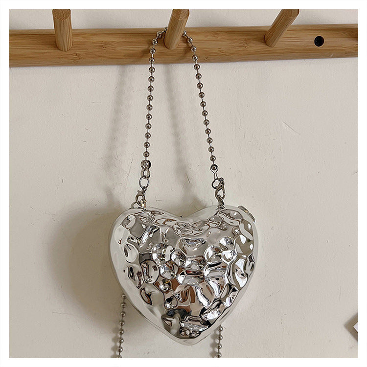 Mini Umhängetasche für Damen ⎜ Schicke Herzform-Tasche aus Metall mit Kettenriemen in Silber und Gold