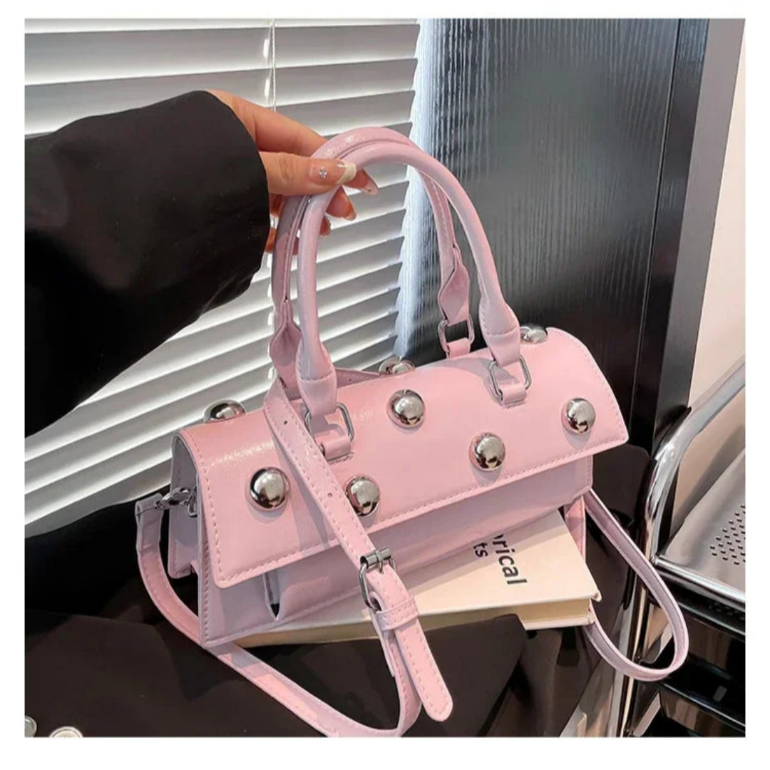 Damen Handtasche mit Nieten ⎜ Modische Umhängetasche in Lederoptik mit Griff und Schulterriemen