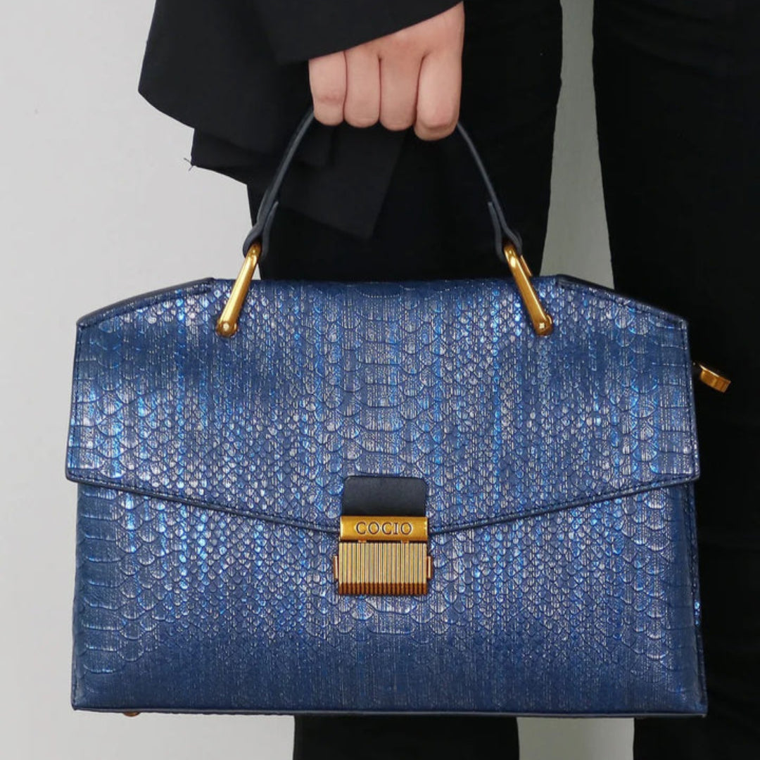 Damentasche mit Schlangenprägung ⎜ Elegante Handtasche in Blau mit Schultergurt und edlem Look
