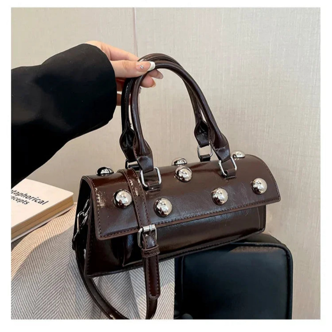 Damen Handtasche mit Nieten ⎜ Modische Umhängetasche in Lederoptik mit Griff und Schulterriemen