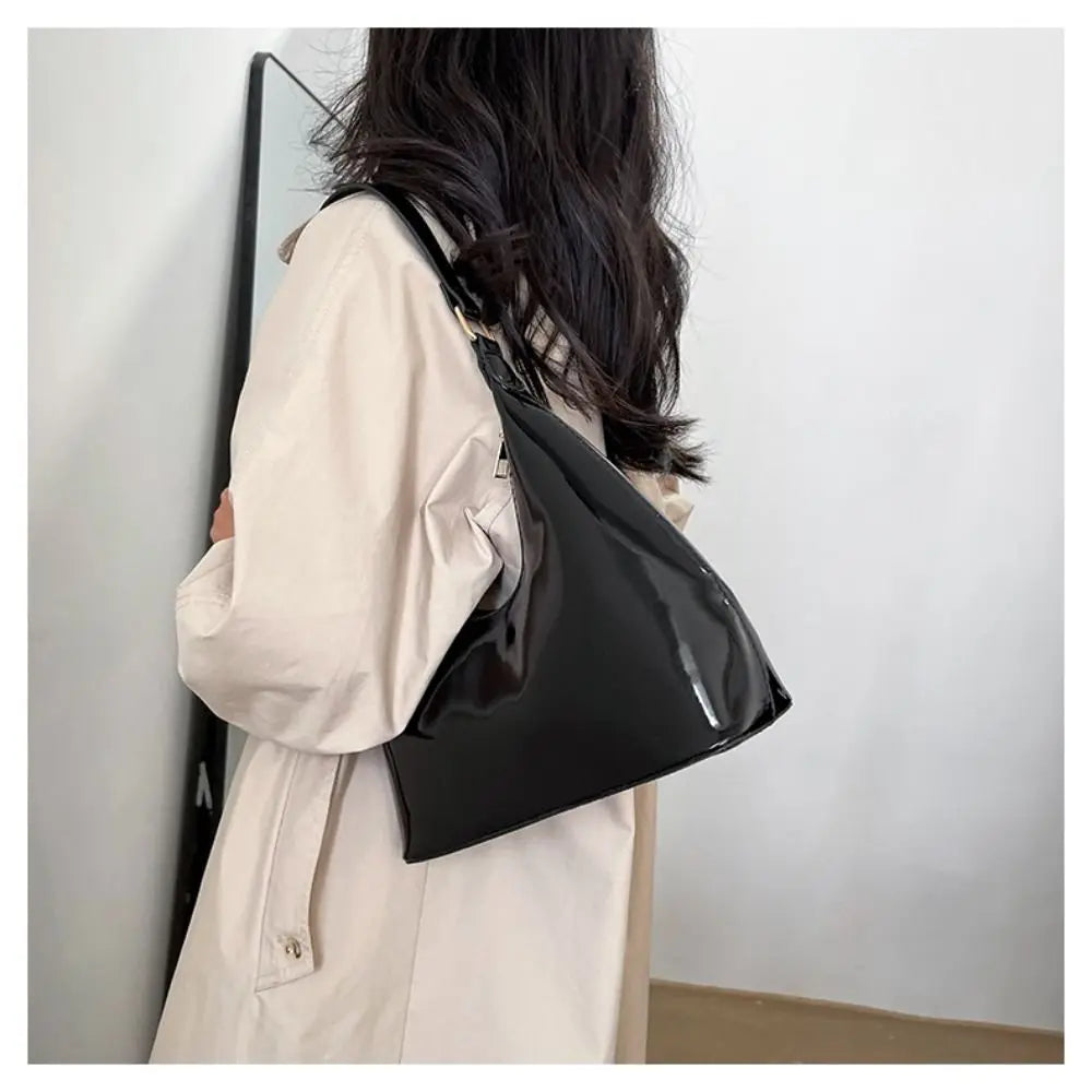 Schultertasche für Damen ⎜ Glänzende Handtasche in Lackleder-Optik mit modernem Design für jeden Anlass