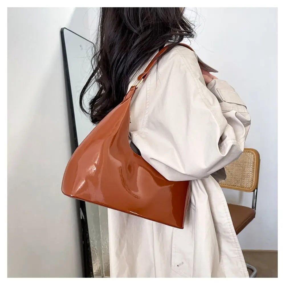 Schultertasche für Damen ⎜ Glänzende Handtasche in Lackleder-Optik mit modernem Design für jeden Anlass