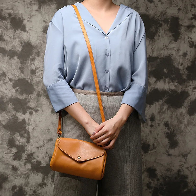 Umhängetasche für Damen ⎜ Elegante Schultertasche aus Echtleder mit sicherem Druckknopf und kompakter Form