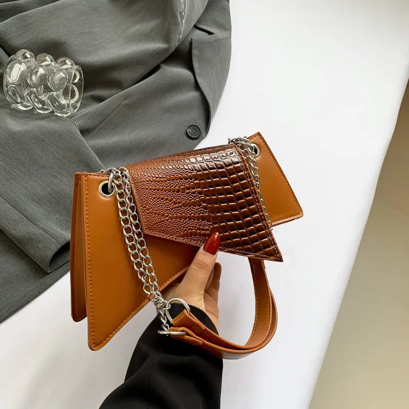 Kleine Umhängetasche für Damen ⎜ Modische Handtasche im geometrischen Design mit Kettenriemen