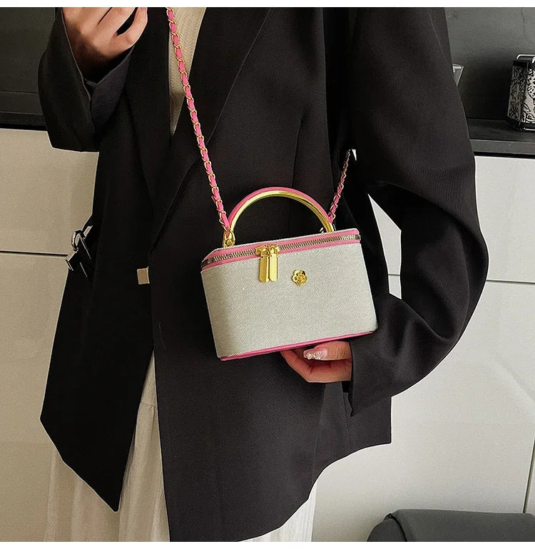 Modische Umhängetasche für Damen ⎜ Kompakte Tasche mit auffälligem Farbkontrast und Goldakzenten