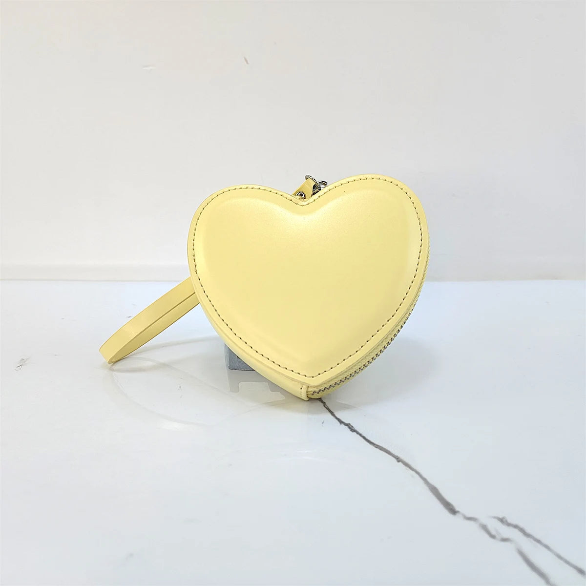 Mini-Handtasche für Damen ⎜ Herzförmige Wrist-Bag mit Handschlaufe für unterwegs und besondere Anlässe