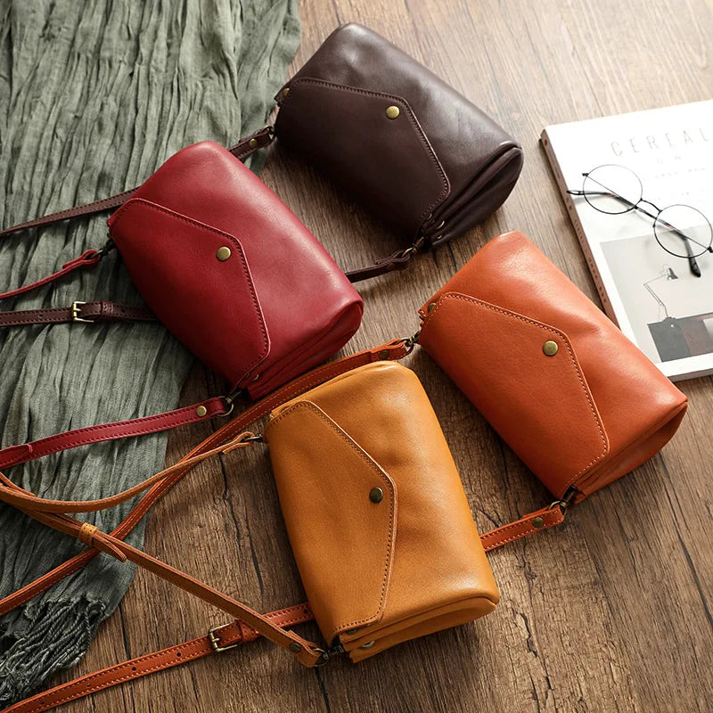 Umhängetasche für Damen ⎜ Elegante Schultertasche aus Echtleder mit sicherem Druckknopf und kompakter Form