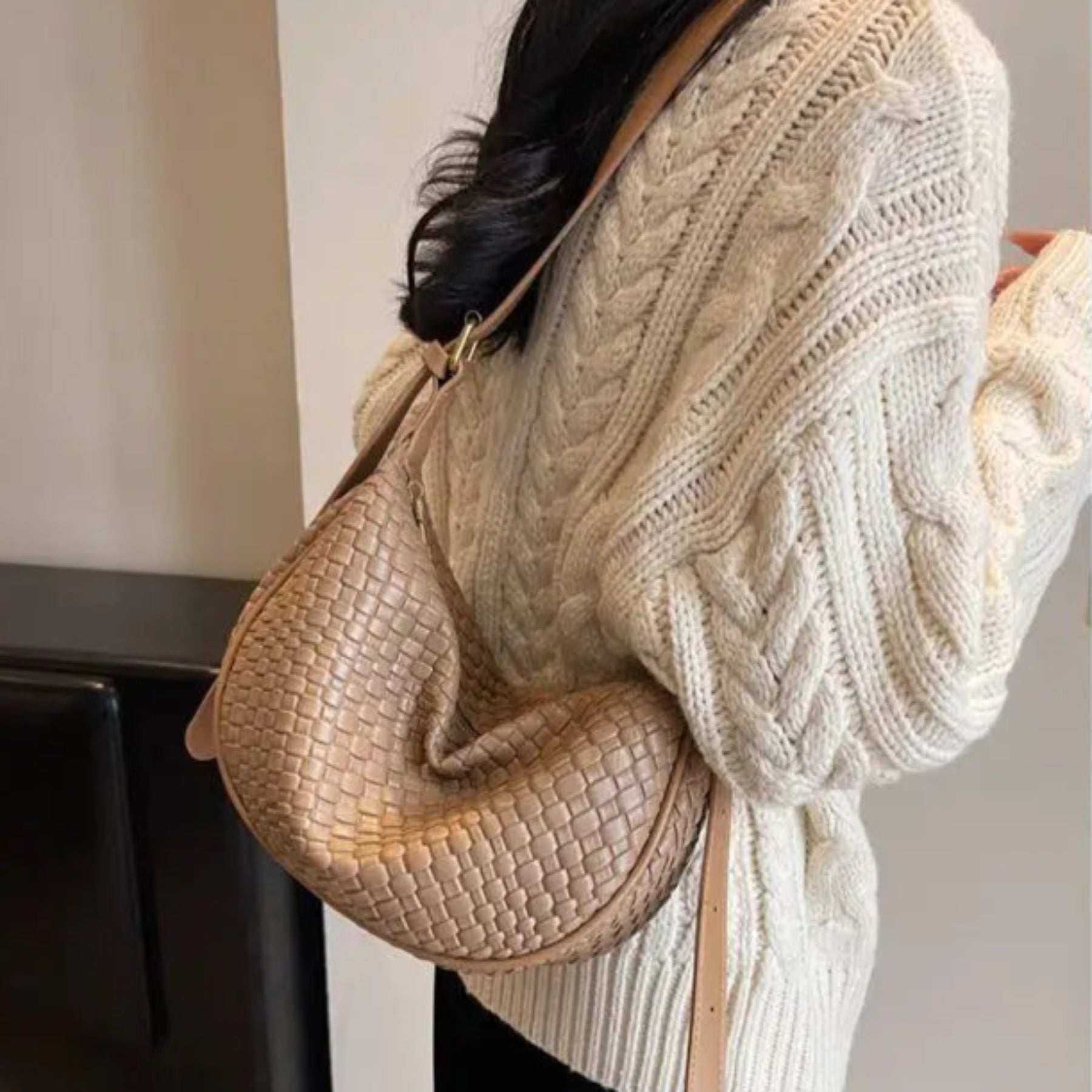 Geflochtene Umhängetasche für Damen ⎜ Stylische Schultertasche mit Verstellbarem Gurt und Weichem Material