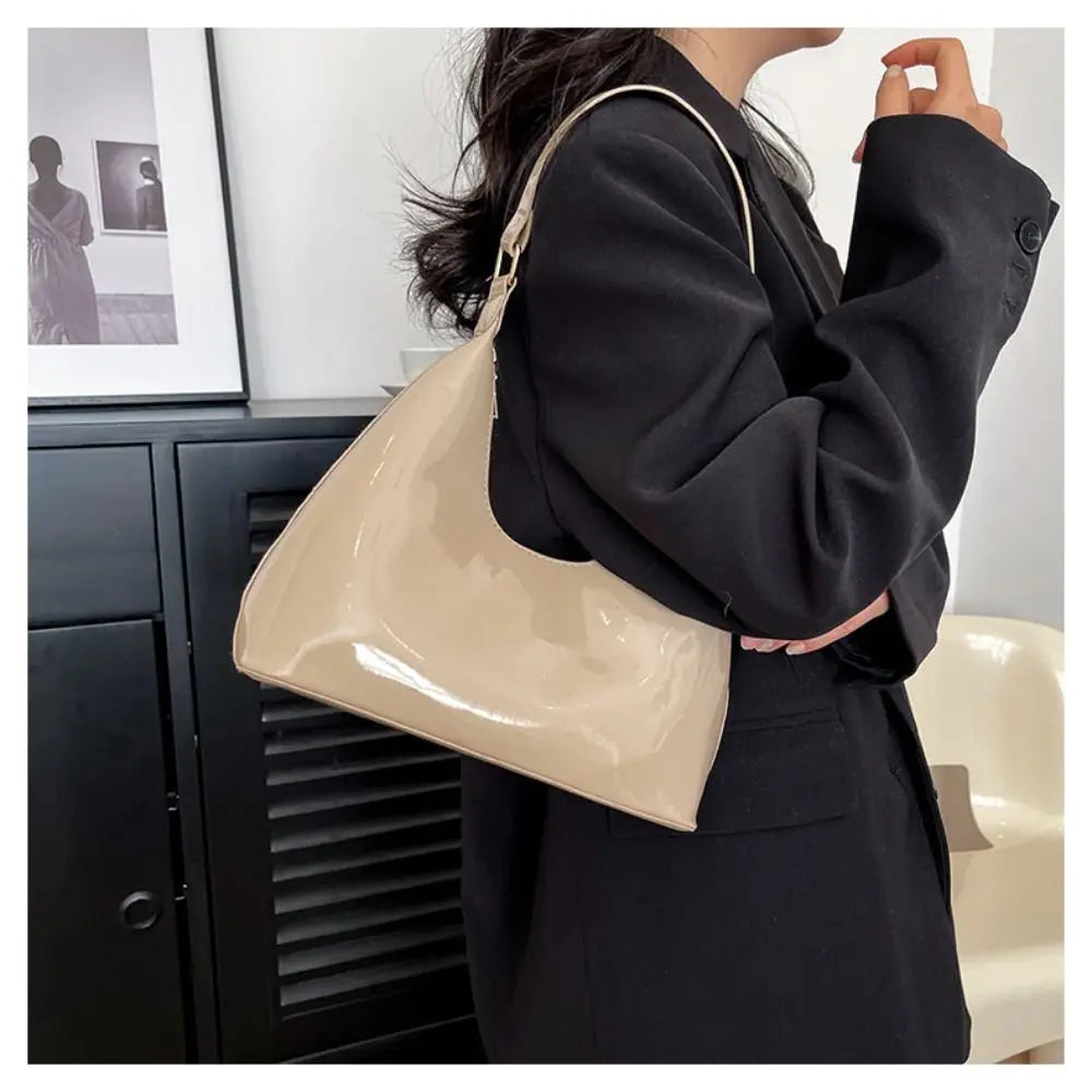 Schultertasche für Damen ⎜ Glänzende Handtasche in Lackleder-Optik mit modernem Design für jeden Anlass