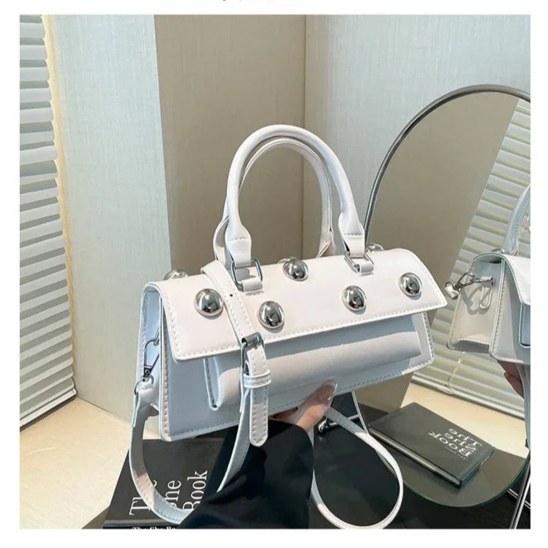 Damen Handtasche mit Nieten ⎜ Modische Umhängetasche in Lederoptik mit Griff und Schulterriemen