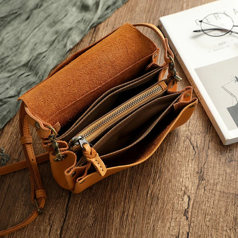 Umhängetasche für Damen ⎜ Elegante Schultertasche aus Echtleder mit sicherem Druckknopf und kompakter Form