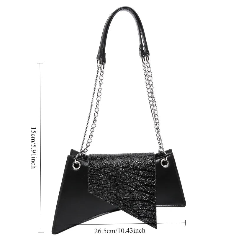 Kleine Umhängetasche für Damen ⎜ Modische Handtasche im geometrischen Design mit Kettenriemen