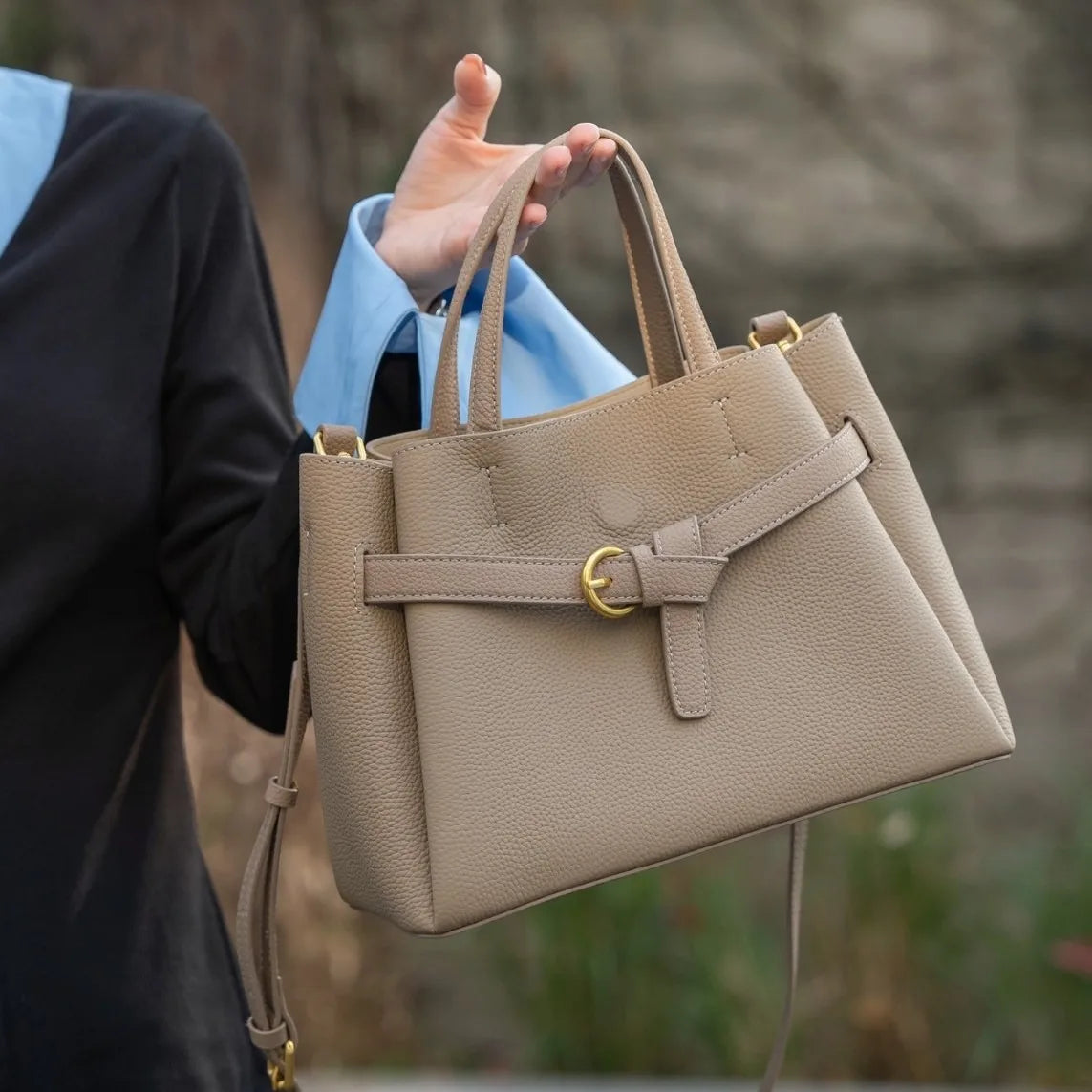 Handtasche aus Echtleder für Damen ⎜ Geräumige Alltagstasche mit Tragegriff und stilvoller Gürtelschnalle