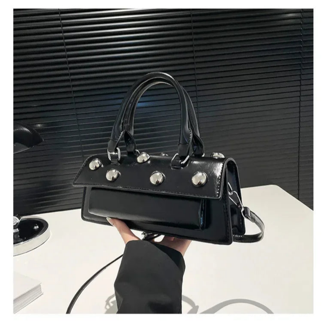 Damen Handtasche mit Nieten ⎜ Modische Umhängetasche in Lederoptik mit Griff und Schulterriemen