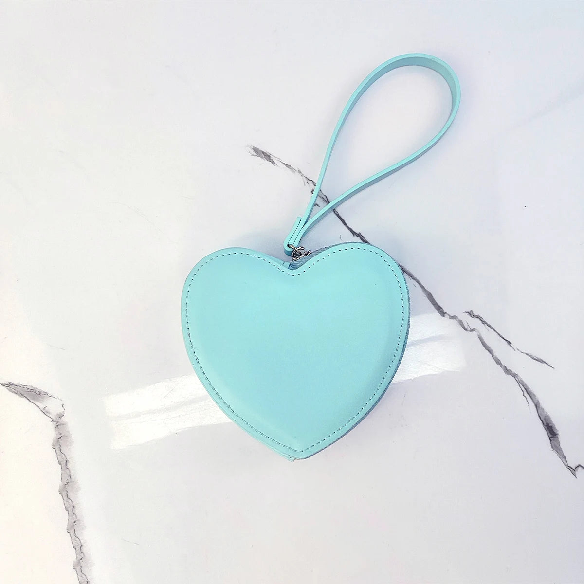 Mini-Handtasche für Damen ⎜ Herzförmige Wrist-Bag mit Handschlaufe für unterwegs und besondere Anlässe