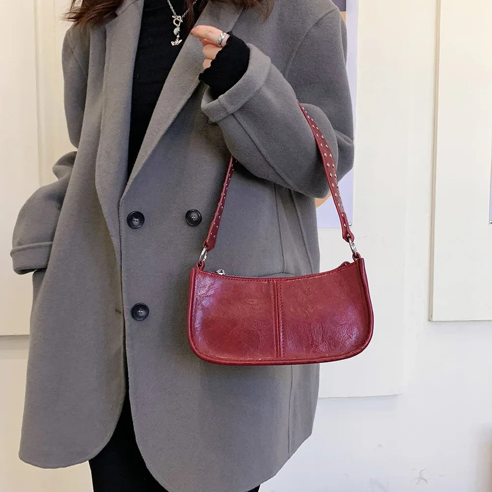 Schultertasche für Damen ⎜ Glänzende Halbmondtasche in Lederoptik mit Nietenriemen für vielseitige Alltagslooks