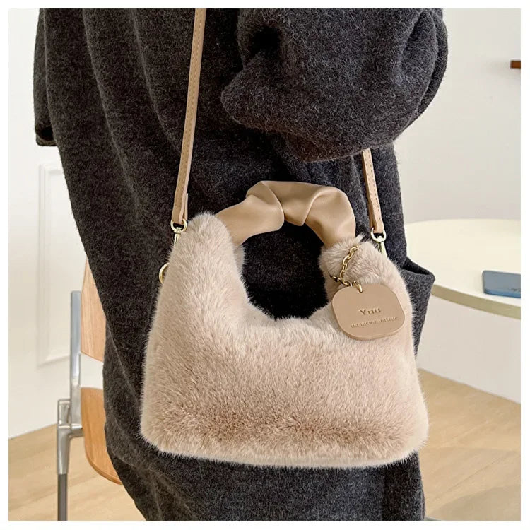 Handtasche für Damen ⎜ Flauschige Plüsch-Bag mit Trageriemen für warme Winterlooks und gemütliche Outfits