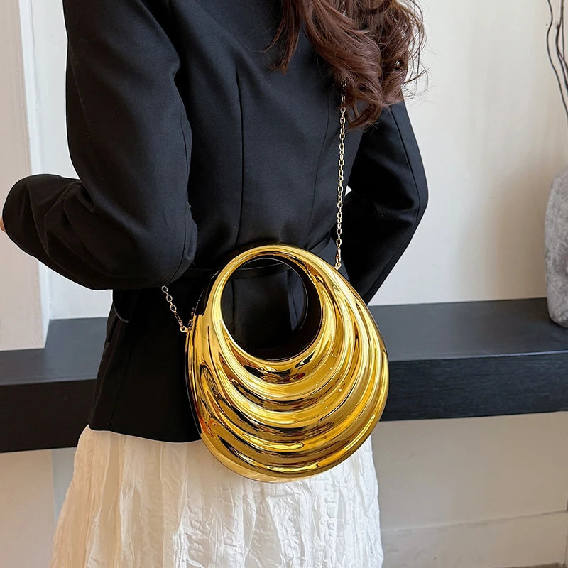 Damen Umhängetasche aus Metalloptik ⎜ Elegante Handtasche mit Kette für Party und Event