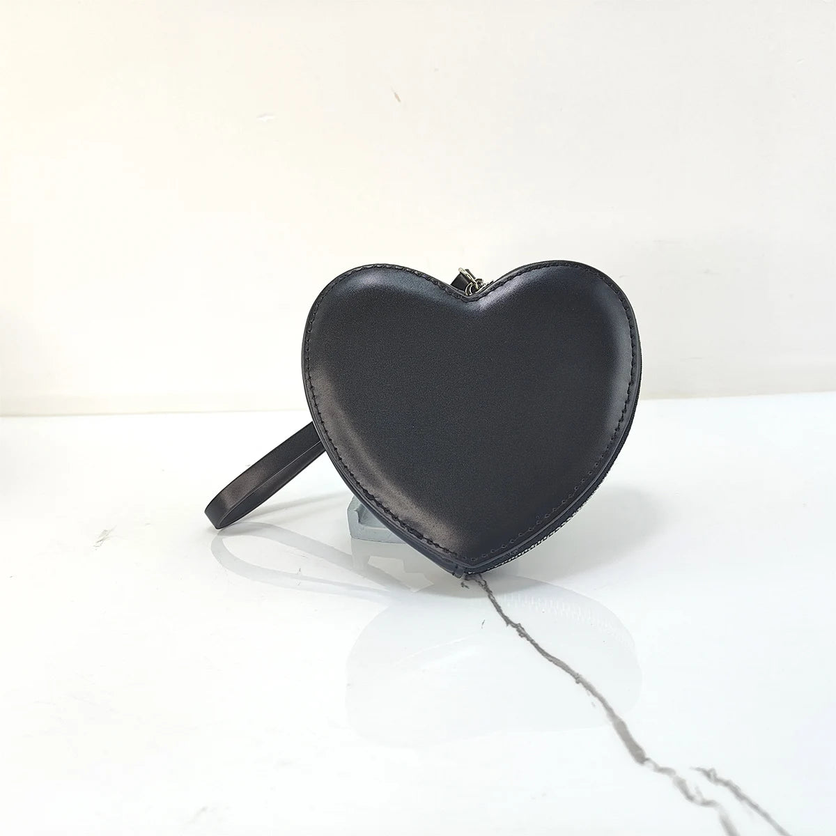 Mini-Handtasche für Damen ⎜ Herzförmige Wrist-Bag mit Handschlaufe für unterwegs und besondere Anlässe
