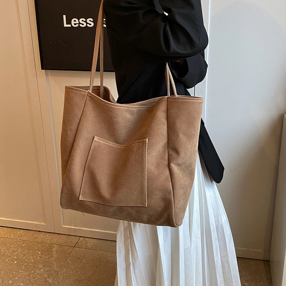 Schlichte Schultertasche für Damen ⎜ Große Suede Tasche mit Praktischen Trägern und Modischem Design