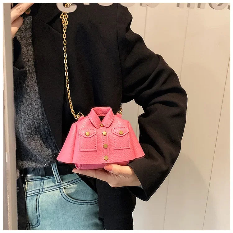 Mini Umhängetasche für Damen ⎜ Kreative Schultertasche in Jackenform mit Kette für Lippenstift und Essentials