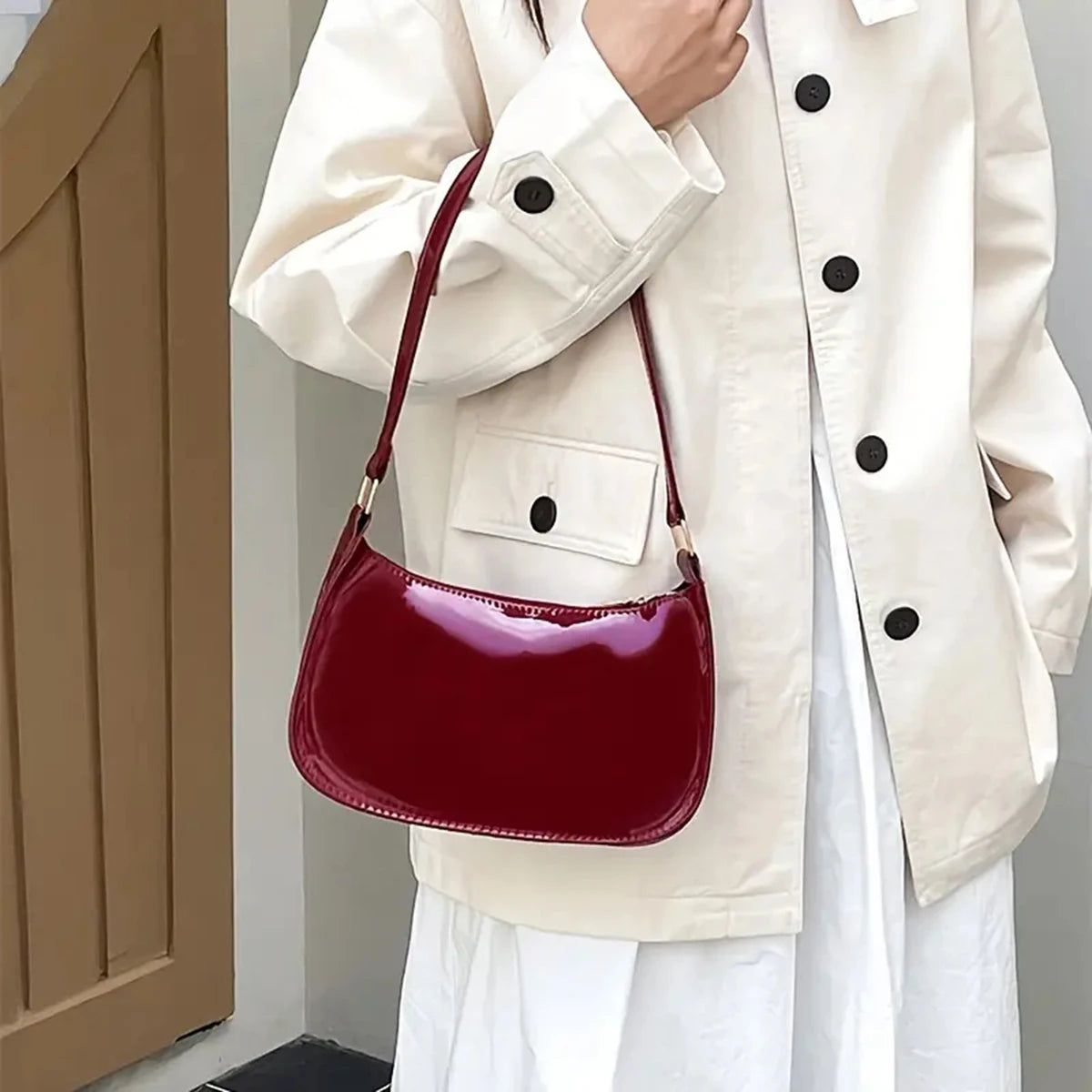 Schultertasche für Damen ⎜ Glänzende Umhängetasche aus Lackleder für Alltag und Ausgehen