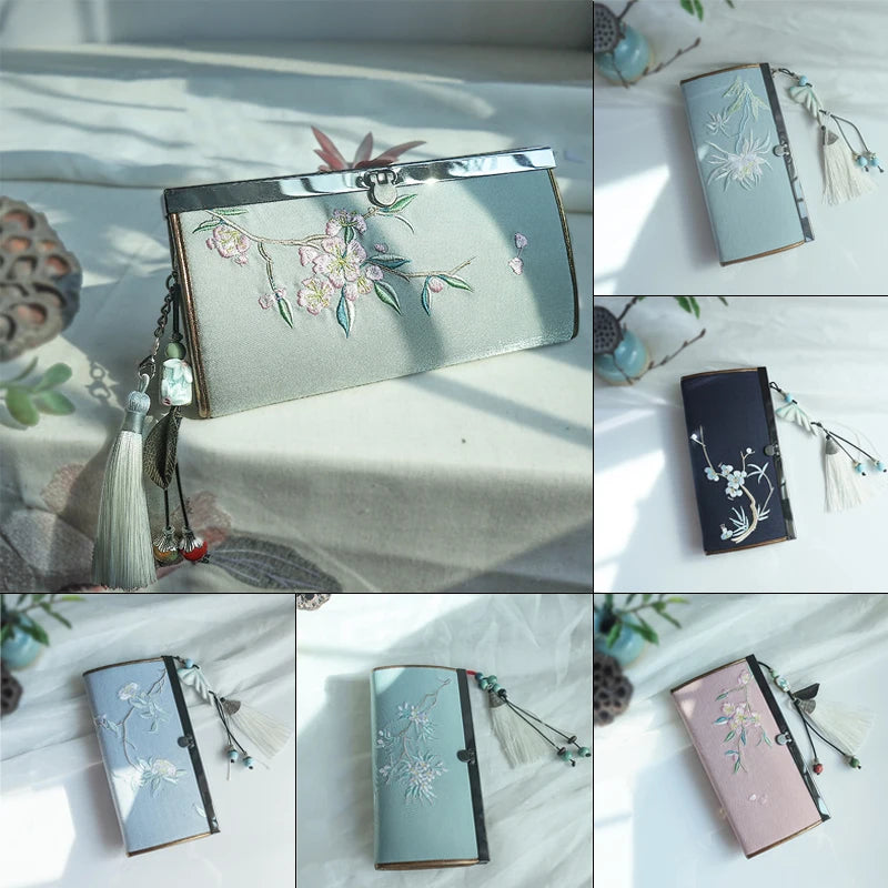 Damen Clutch mit Stickerei ⎜ Künstlerische Geldbörse im Retro-Stil mit Metallrahmen und dekorativem Anhänger