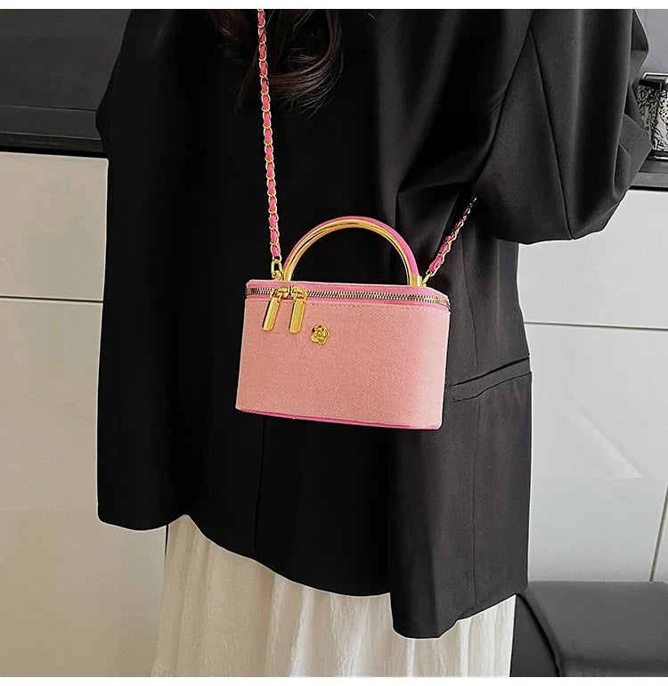 Modische Umhängetasche für Damen ⎜ Kompakte Tasche mit auffälligem Farbkontrast und Goldakzenten