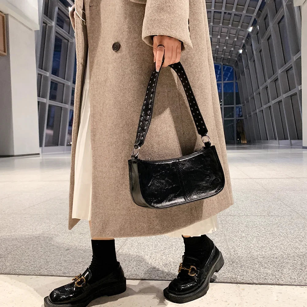 Schultertasche für Damen ⎜ Glänzende Halbmondtasche in Lederoptik mit Nietenriemen für vielseitige Alltagslooks