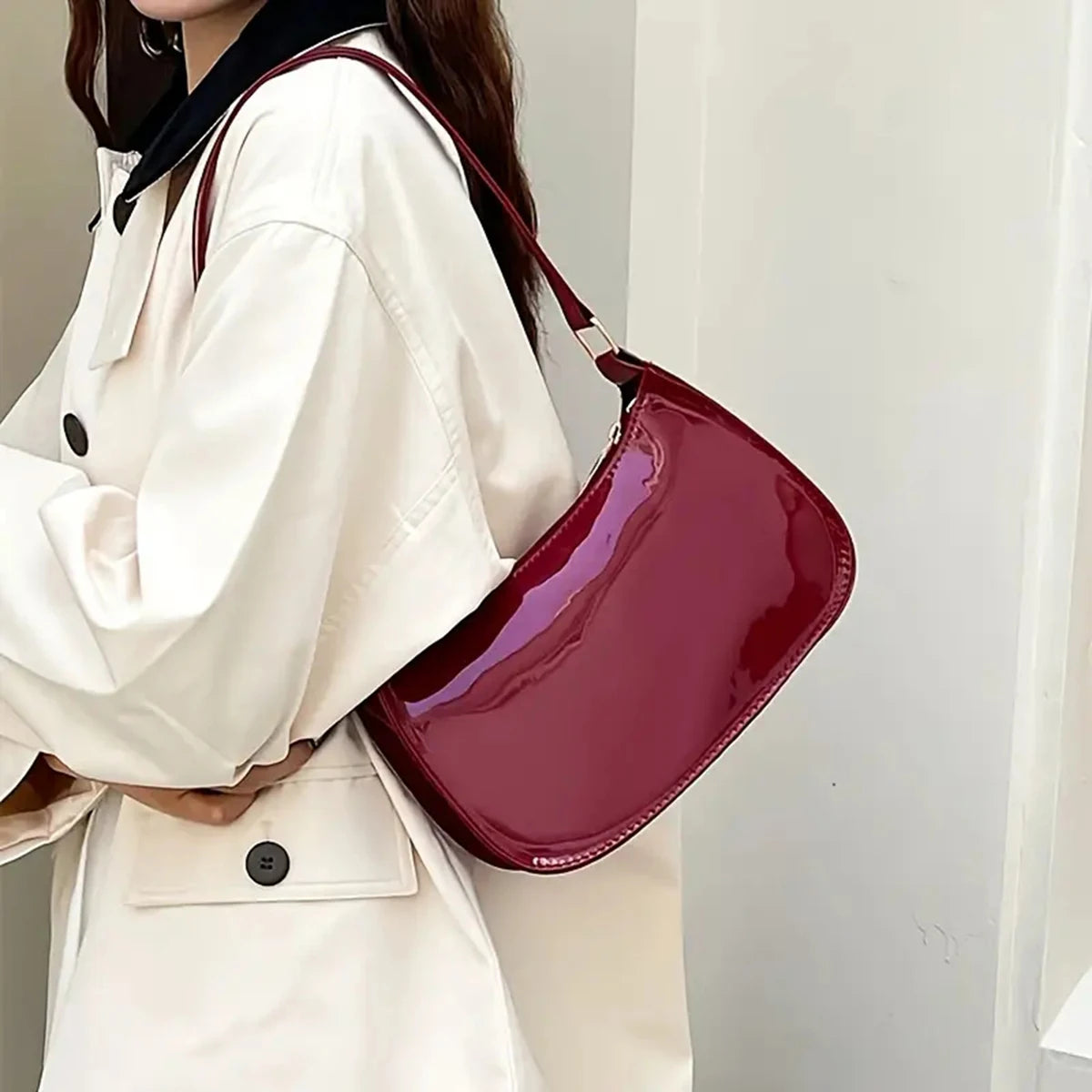Schultertasche für Damen ⎜ Glänzende Umhängetasche aus Lackleder für Alltag und Ausgehen