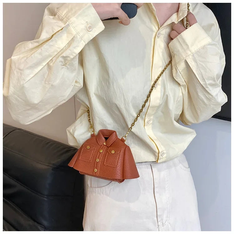Mini Umhängetasche für Damen ⎜ Kreative Schultertasche in Jackenform mit Kette für Lippenstift und Essentials