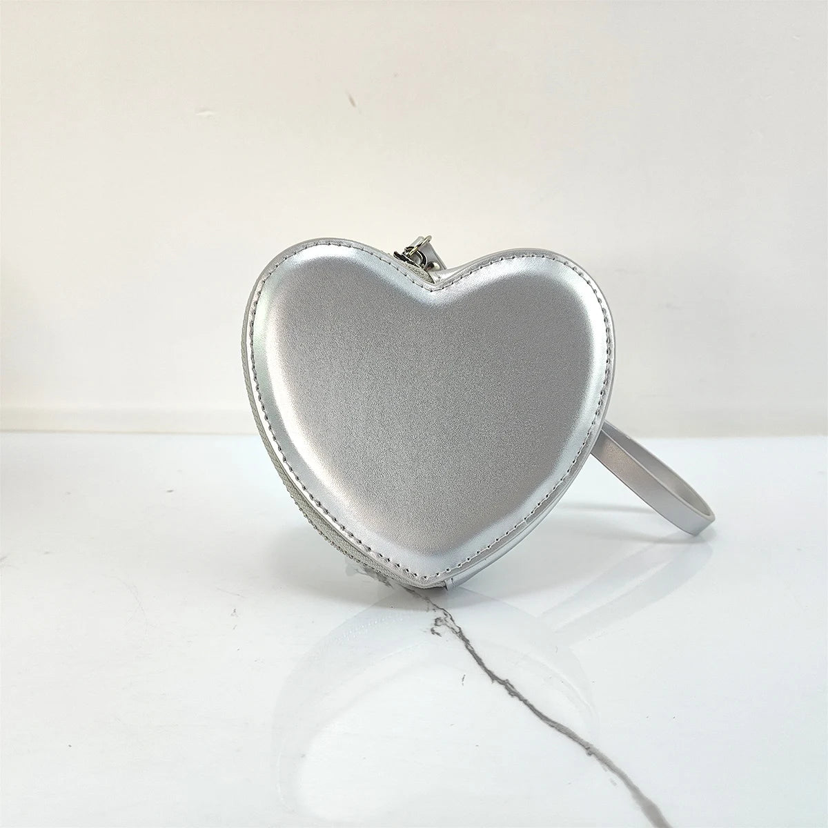 Mini-Handtasche für Damen ⎜ Herzförmige Wrist-Bag mit Handschlaufe für unterwegs und besondere Anlässe