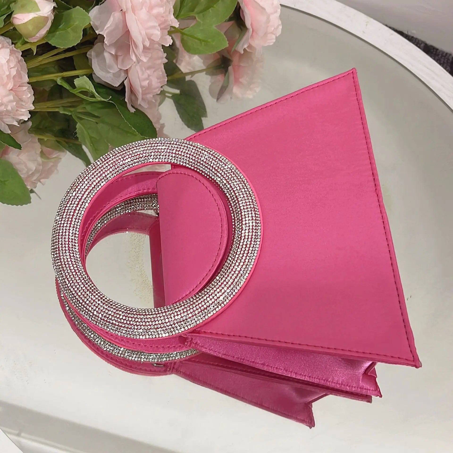 Abendtasche für Damen ⎜ Glitzernde Trapez-Tasche mit Strassgriff und festem Design für besondere Anlässe