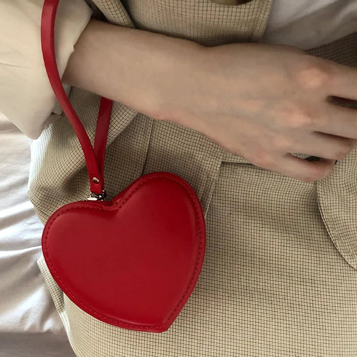 Mini-Handtasche für Damen ⎜ Herzförmige Wrist-Bag mit Handschlaufe für unterwegs und besondere Anlässe