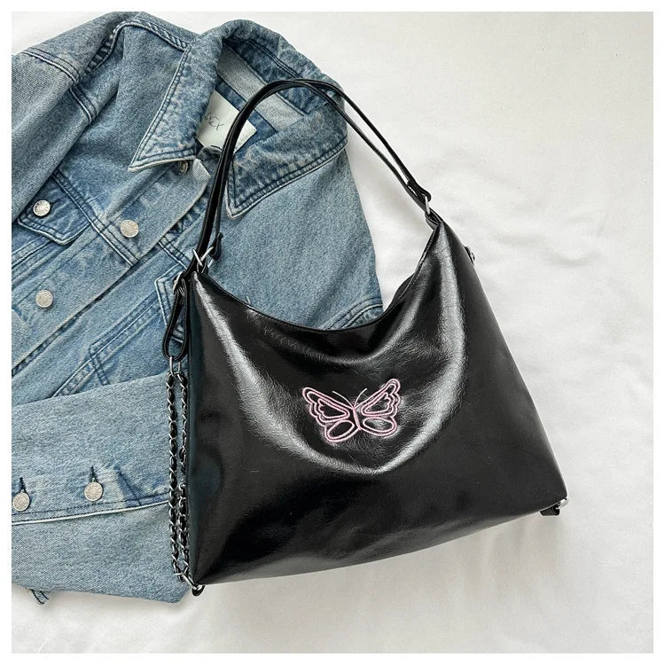 Schultertasche für Damen aus Kunstleder ⎜ Weiche Bucket Bag mit Schmetterling und viel Platz für Alltag und Freizeit