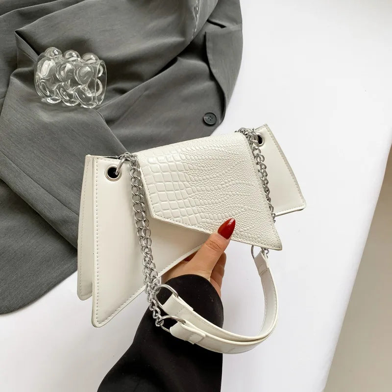 Kleine Umhängetasche für Damen ⎜ Modische Handtasche im geometrischen Design mit Kettenriemen