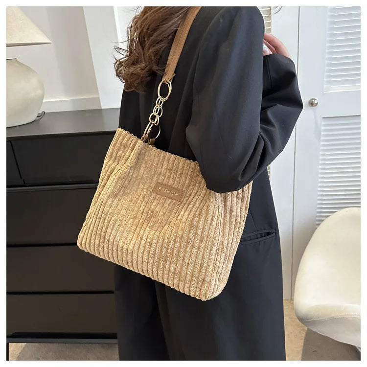 Damen Schultertasche aus Cord ⎜ Geräumige Umhängetasche mit dicken Streifen und modernem Design