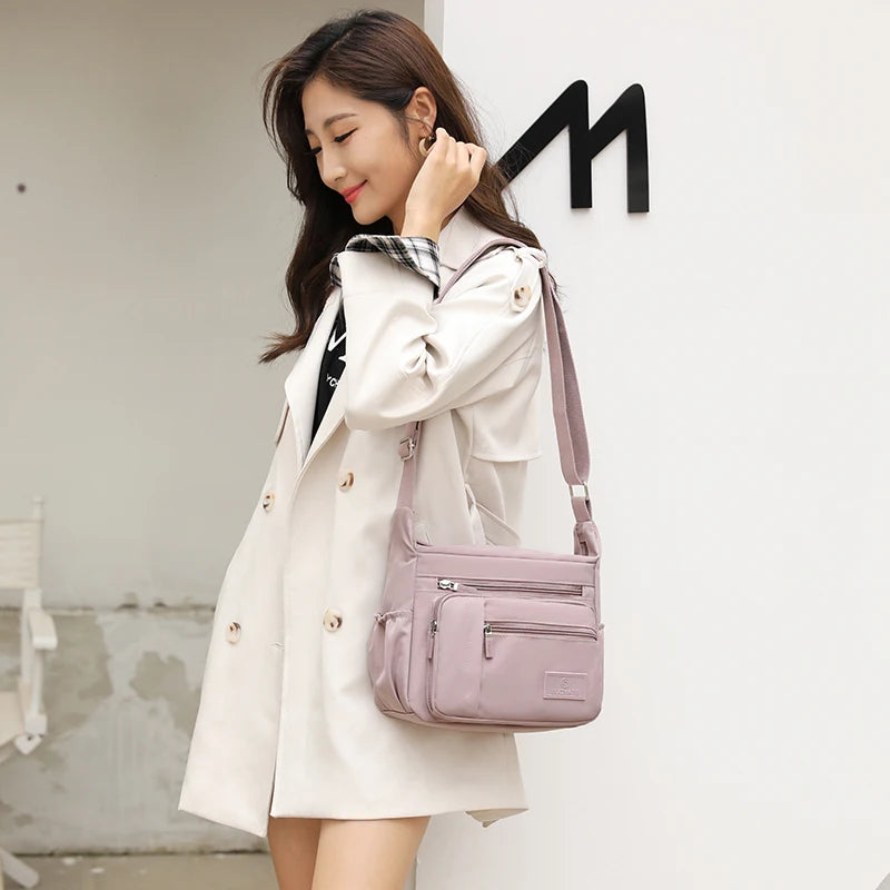 Umhängetasche für Damen ⎜ Wasserabweisende Handtasche aus Nylon mit viel Stauraum und praktischen Fächern