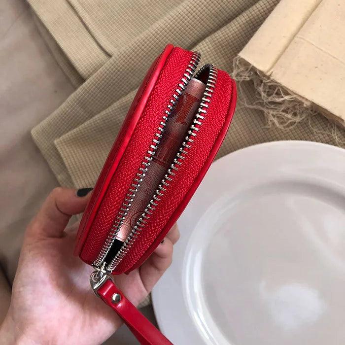 Mini-Handtasche für Damen ⎜ Herzförmige Wrist-Bag mit Handschlaufe für unterwegs und besondere Anlässe