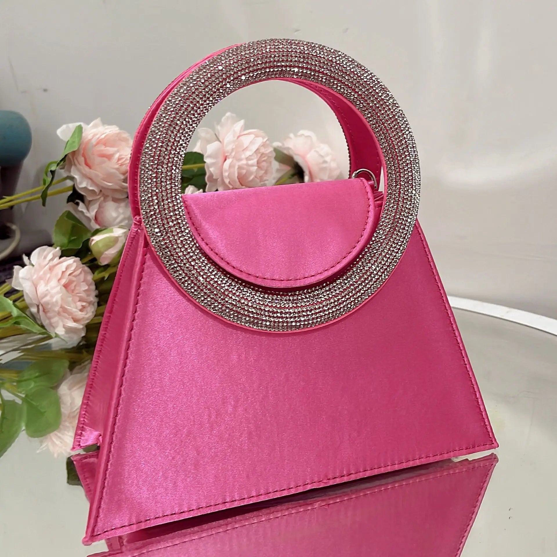 Abendtasche für Damen ⎜ Glitzernde Trapez-Tasche mit Strassgriff und festem Design für besondere Anlässe