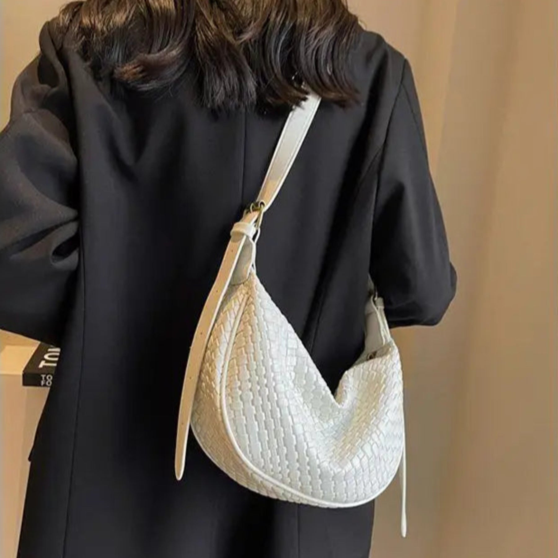 Geflochtene Umhängetasche für Damen ⎜ Stylische Schultertasche mit Verstellbarem Gurt und Weichem Material