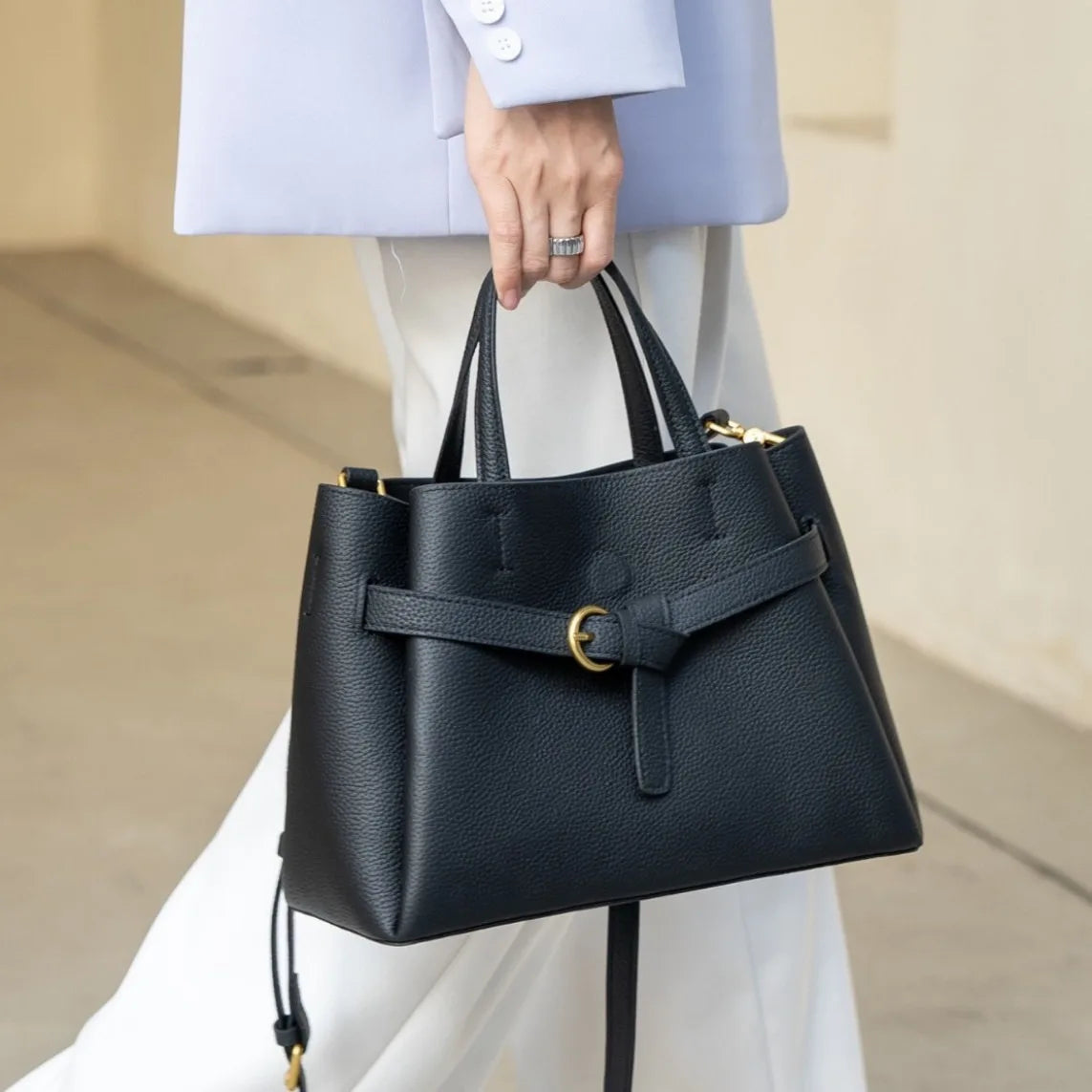 Handtasche aus Echtleder für Damen ⎜ Geräumige Alltagstasche mit Tragegriff und stilvoller Gürtelschnalle