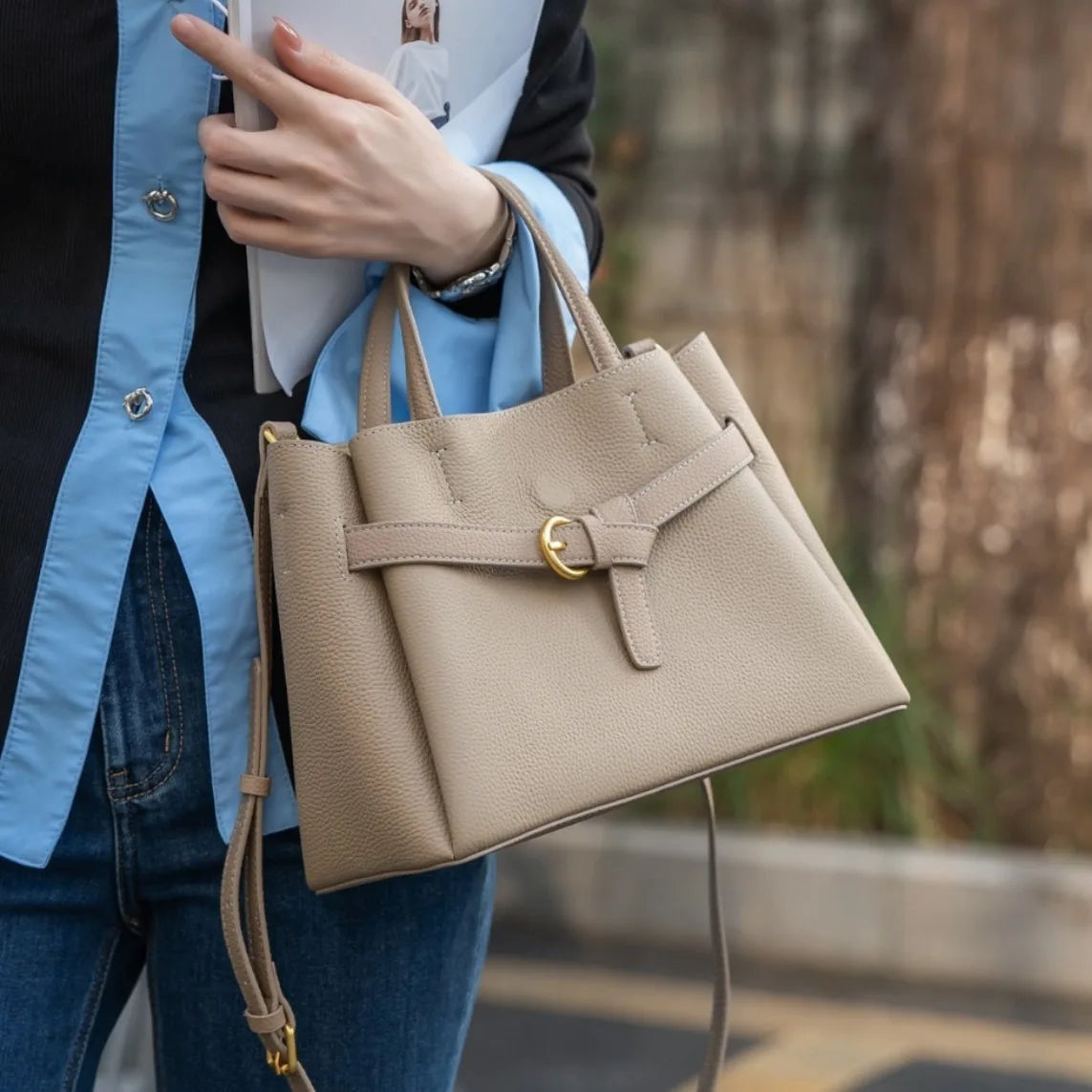 Handtasche aus Echtleder für Damen ⎜ Geräumige Alltagstasche mit Tragegriff und stilvoller Gürtelschnalle